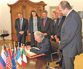 Zum Zeremoniell beim Empfang von Botschafter Gabriel Calventi Gavino im Rathaus gehörte der Eintrag ins Goldene Buch.
