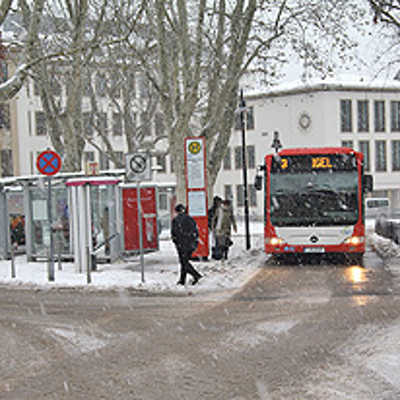 Ein Stadtbus überquert den Nikolaus-Koch-Platz in Richtung Süden zur Metzelstraße. Künftig soll die Haltestelle ausgebaut und auch von Bussen in Richtung Norden angefahren werden.