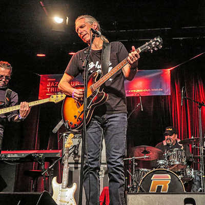 Der Trierer Blues-Gitarrist Ralph Brauner (vorne) spielt am Montag, 30. Dezember, 13 Uhr, in der Trierer Innenstadt. Foto: Michael Thielen