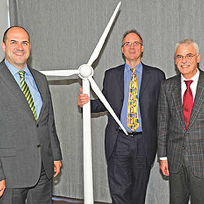 Dezernent Thomas Egger, Staatssekretär Ernst-Christoph Stolper und TZT-Geschäftsführer Heinz Schwind (v. l.) besuchten Firmen des Zentrums und informierten sich unter anderem über Windenergie. Foto: TZT