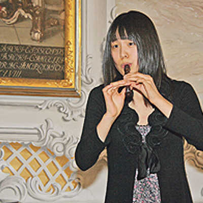 Die 16-jährige Vivien Liu (hier beim Neujahrskonzert der Musikschule im Rokokosaal des Kurfürstlichen Palais) trat in der Einzelwertung Blockflöte an Foto: Bildungs- und Medienzentrum