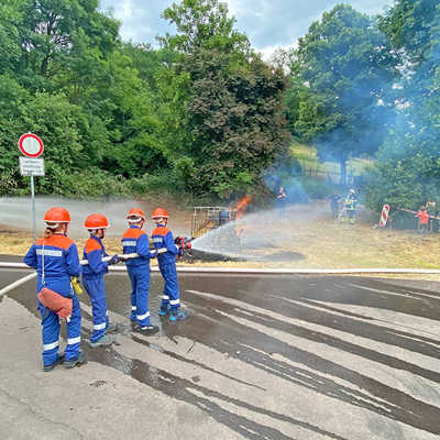 Bei einer Schauübung zeigte die Jugendfeuerwehr ihr Können und löschte – unter den Blicken zahlreicher Zuschauer – einen „Brand“.