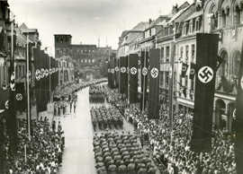 Trier unter dem Hakenkreuz: Aufmarsch in der Simeonstraße zum NSDAP-Kreistag im Juli 1937. Foto: Stadtarchiv