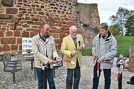 Horst Görgen („Initiative Pro Pfalzel“, Mitte), Michael Heimes (Grünflächenamt) und Wolfgang von Bellen vom Tiefbauamt schnitten ein symbolisches Band an dem neugestalteten Platz an der Wallmauer durch.