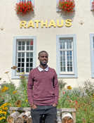 Der 25-jährige Thomas Cyubahirocyajambo lernt bei seinem Praktikum die Trierer Verwaltung kennen.