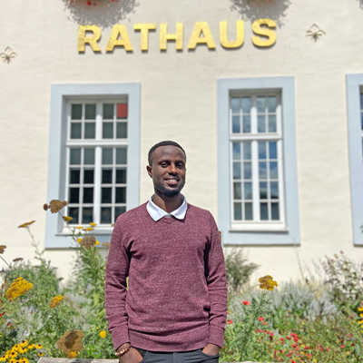 Der 25-jährige Thomas Cyubahirocyajambo lernt bei seinem Praktikum die Trierer Verwaltung kennen.