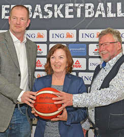 Henrik Rödl, Elvira Garbes und Wolfgang Esser präsentieren das Programm für das Gastspiel der Basketball-Nationalmannschaft in Trier. 