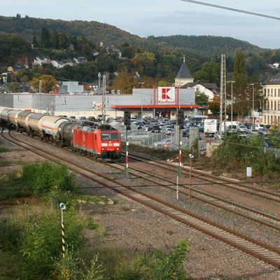 Der Güterverkehr, der durch Trier-West fließt, ist für viele Anwohner ein Ärgernis. Der Stadtrat fordert die Deutsche Bahn unter anderem dazu auf, ein Tempolimit in Orten zu erlassen.