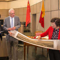 Einen Kunstdruck ihrer Stadt überreichte die stellvertretende Bürgermeisterin aus Xiamen, Guo Guirong (r.) an Oberbürgermeister Wolfram Leibe als Gastgeschenk.