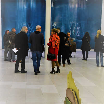 Besucher der Vernissage vor Ute Lindners Werk „Loewenpalais Berlin“ in der Halle der Kunstakademie. Foto: EKA