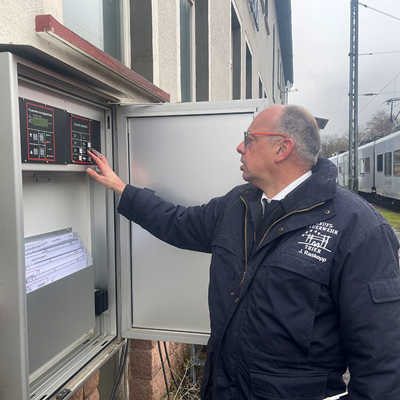 Jörg Raskopp, Abteilungsleiter Vorbeugender Brandschutz bei der Berufsfeuerwehr Trier, löste im Rahmen einer Überprüfung der Brandmeldeanlage des DB-Regio-Werkes erstmals den neuen Warnton aus. 