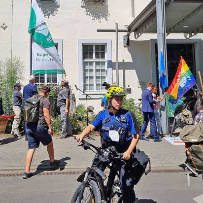 OB Wolfram Leibe hisst mit Vertretern der Arbeitsgemeinschaft Frieden die Flagge der „Mayors for Peace, während vor dem Rathaus gleichzeitig die Demonstration der Initiative „Fridays for Future“ stattfindet. 