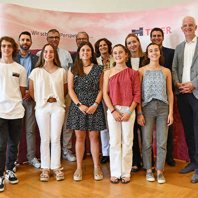 OB Wolfram Leibe (rechts) empfing die fünf spanischen Jugendlichen (im Vordergrund) sowie die Personalverantwortlichen und Geschäftsführenden ihrer Unternehmen. Foto: Presseamt der Stadt Trier