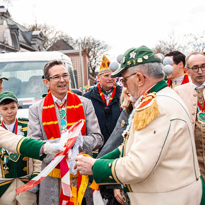 Sparkassen-Vorstand Dr. Peter Späth (4. v. l.) und Stellvertreter Martin Grünen (r.) beim Rosenmontagszug mit Vertretern der Eurener Koobengarde und der ATK. Archivfoto: Sparkasse