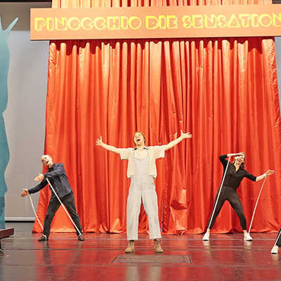 Probe: Schauspieler Marvin Groh (Mitte) spielt in dem Familienmusical die Holzpuppe Pinocchio, die so gerne ein echtes Kind sein möchte. Foto: Theater Trier