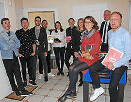 Mitglieder der Bürogemeinschaft Balawa Rama präsentieren beim Besuch von OB Wolfram Leibe (2. v. r.) und Wirtschaftsreferentin Christiane Luxem (4. v. r.) einen kleinen Ausschnitt ihrer Produktpalette. Mitglieder der Bürogemeinschaft Balawa Rama präsentieren beim Besuch von OB Wolfram Leibe (2. v. r.) und Wirtschaftsreferentin Christiane Luxem (4. v. r.) einen kleinen Ausschnitt ihrer Produktpalette.