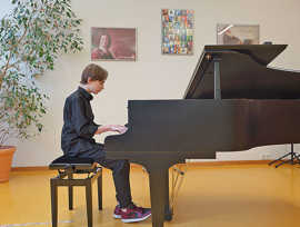 Ein Jugendlicher spielt Klavier.