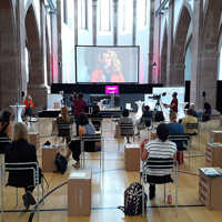 Teilnehmerinnen des Gründerinnenlunch in der ehemaligen Abteikirche St. Maximin.