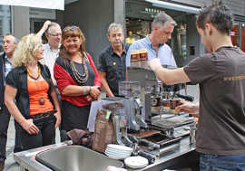 Foto: Besucherandrang am Ausschank des fair gehandelten Trierer Stadtkaffee