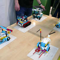 Roboter stehen auf dem Roboterparkplatz