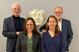 Gruppenfoto der vier Personen im Büro des Oberbürgermeisters
