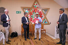 Peter Späth (2. v. l.), übergibt 12.900 Euro an Peter Szemere von der Gesellschaft für Christlich-Jüdische Zusammenarbeit.