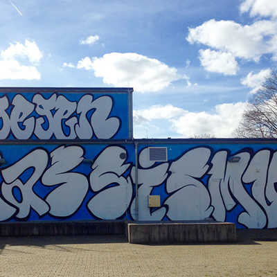 Dieses Graffiti am SWT-Wasserhäuschen in der Zurmaiener Straße wurde 2020 für die Wochen gegen Rassismus vom Jugendzentrum Auf der Höhe gestaltet, ist aber mittlerweile überstrichen. Foto: Jugendzentrum