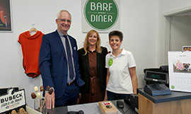 Die Geschäftsinhaberin von Barf Diner Anja Fischer (r.) erläuterte OB Wolfram Leibe und Christiane Luxem das Ernährungskonzept, bei dem die Tiere mit rohen Produkten gefüttert werden.