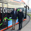 SWT-Vorstand Arndt Müller (r.) und OB Wolfram Leibe sind ein bisschen stolz auf den ersten Elektrobus im Linienverkehr.
