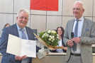 Zum Ende seiner Amtszeit gab es für Andreas Ludwig (l.) neben der Ruhestandsurkunde auch Blumen von Wolfram Leibe.