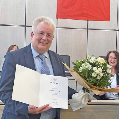 Zum Ende seiner Amtszeit gab es für Andreas Ludwig (l.) neben der Ruhestandsurkunde auch Blumen von Wolfram Leibe.