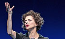 Vasiliki Roussi verkörpert in dem musikalischen Schauspiel von Pam Gens die "Piaf". Foto: Marco Piecuch