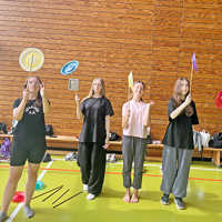 In der Tarforster Grundschulturnhalle lernten die Kinder aus der Partnerstadt Isjum, betreut vom Trimmelter SV, am Mittwoch bei einem Zirkusworkshop große und kleine akrobatische Kunststückchen.