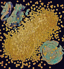 Tausende Goldmünzen liegen ausgebreitet auf einem dunklen Untergrund neben den Fragmenten ihres früheren Behälters.