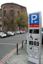 Digitale Stellplatzasnzeige am Parkplatz Roter Turm