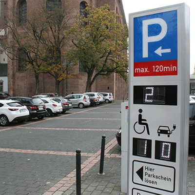 Der Parkplatz am Roten Turm in Sichtweite der Konstantin-Basilika verfügt als erste Freiluftanlage in Trier über eine digitale Stellplatzanzeige. In einem Extra-Display sind die freien Behindertenparkplätze und die Besetzung der Ladesäule für Elektroautos ablesbar.