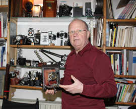 Klaus Meis präsentiert eine historische Plattenkamera. 