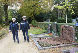 Armin Roos (r.) und seine Kollegin Agnieszka Kawecka bei einem Kontrollgang auf dem Hauptfriedhof. 