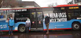 Bei der Vorstellung von einem der beiden Busse mit dem Motiv der Impfkampagne vor dem Theater bedankt sich OB Wolfram Leibe (rechts) bei Bianca Gorges (Klinikum Mutterhaus) und Dr. Tim Piepho (Brüderkrankenhaus) für ihre Mitwirkung.  Neben dem Solo-Bus ist auch ein größerer Gelenkbus im Stadtgebiet als Werbebotschafter unterwegs. 