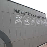 Symbole an der Fassade der Fahrradstation