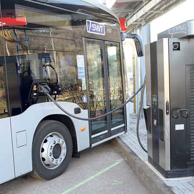 Auf dem Betriebshof der Stadtwerke in der Gottbillstraße werden die E-Busse aufgeladen. Foto: Stadtwerke