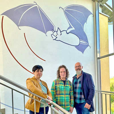 m Treppenhaus der Wohnanlage Petrisberg bedankt sich Bettina Reinart, Leiterin der Wohnabteilung im Studiwerk, für die gelungene Gestaltung bei den Projektpartnern Jean-Martin Solt, Vorsitzender des Vereins transcultur, und Hans Zimmermann, Bereichsleiter im Club Aktiv (v. l.) Foto: Studiwerk