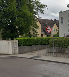 Das Verkehrszeichen „Verbot des Überholens von einspurigen Fahrzeugen“ steht in der Bernhardstraße.