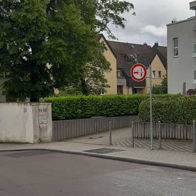 Das neue Schild in der Bernhardstraße verbietet das Überholen von einspurigen Fahrzeugen, darunter Fahrräder.