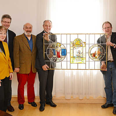 OB Klaus Jensen und Norbert Kölzer (Firma Binsfeld) präsentieren eines der restaurierten Glaskunstwerke.
