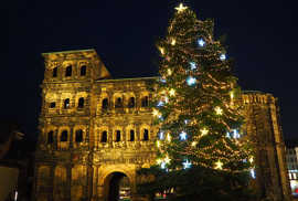 Mit Lichterketten und Sternen ist der Baum vor der Porta geschmückt. Foto: TTM