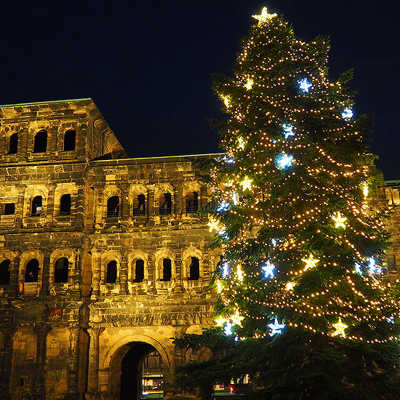 Mit Lichterketten und Sternen ist der Baum vor der Porta geschmückt. Foto: TTM