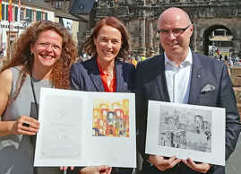 Dr. Andreas Ammer und Dr. Bärbel Schulte  präsentieren mit Künstlerin Anja Streese die Kulturaktien. 