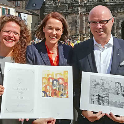 Dr. Andreas Ammer und Dr. Bärbel Schulte (l.) von der Kulturstiftung präsentieren mit Künstlerin Anja Streese die Kulturaktien. Foto: Kulturstiftung