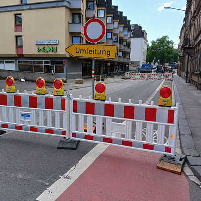 Die Roonstraße ist nach einem Wasserrohrbruch mit Unterspülung der Fahrbahn gesperrt.